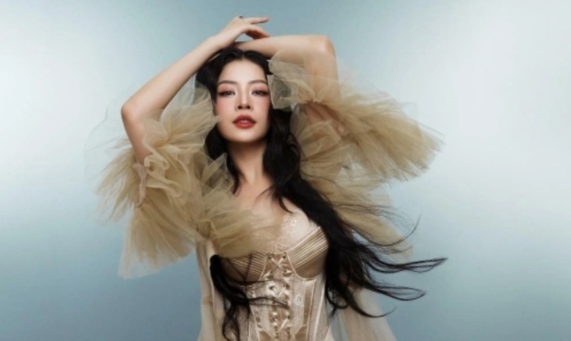 Chi Pu là một nghệ sĩ khá đa tài với vai trò diễn viên, người mẫu ảnh, ca sĩ và MC