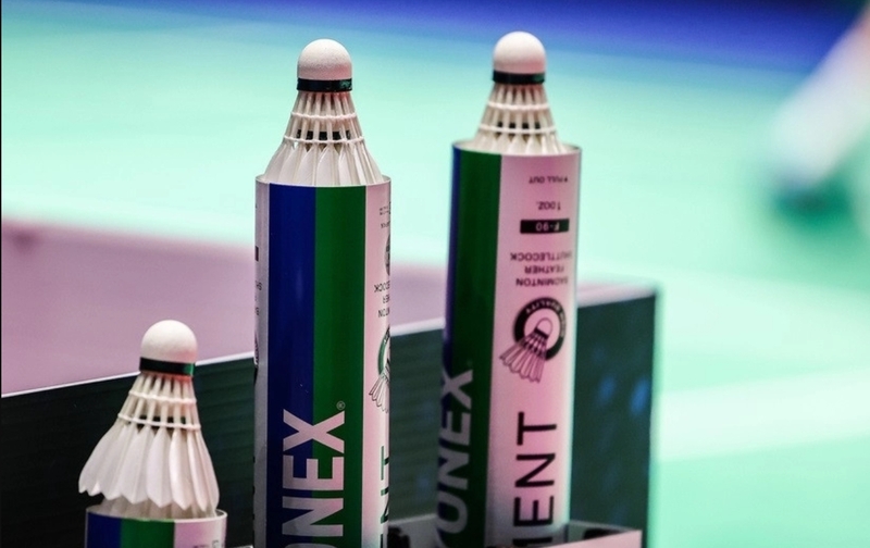 Cầu lông thi đấu phải đạt chuẩn về số lượng lông, chiều dài, đường kính và trọng lượng. 