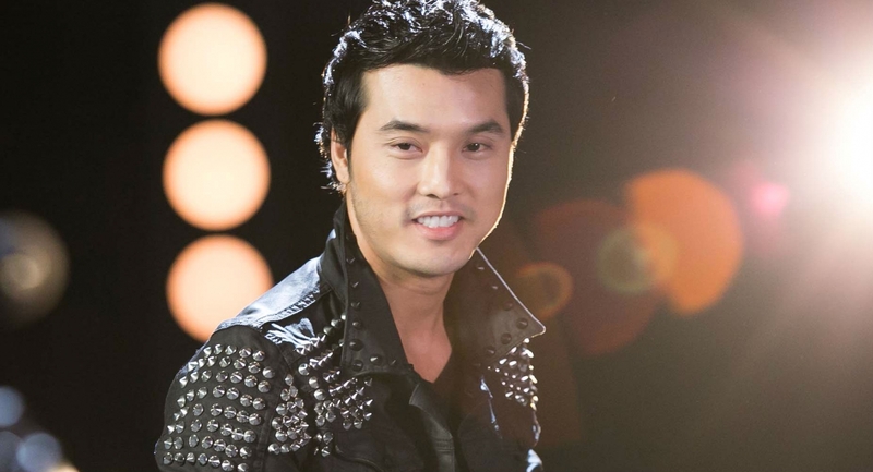 Sinh ngày 18/08/1981, Ưng Hoàng Phúc bước sang tuổi 45 vào năm 2026 nhưng vẫn giữ được phong độ sân khấu đáng chú ý.