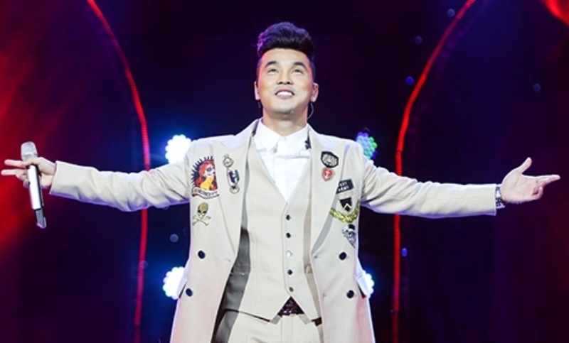 Ngoại hình sáng sân khấu, phong cách nam tính và chiều cao cân đối từng giúp Ưng Hoàng Phúc trở thành thần tượng của nhiều khán giả trẻ.