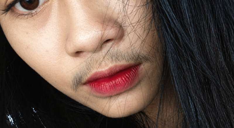 Người có lông mặt dày, ria mép rõ hoặc thường xuyên phải cạo, wax có thể cân nhắc triệt lông mặt. 