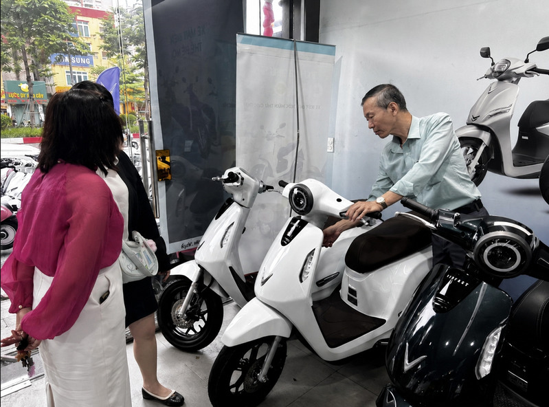 Việc hạn chế xe máy xăng tại Hà Nội cần giải quyết nhiều thách thức về chi phí, hạ tầng sạc và thói quen đi lại. 