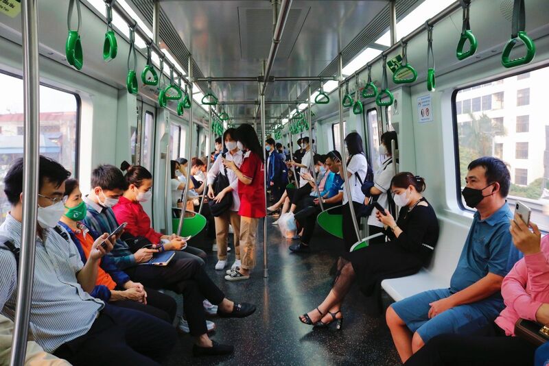 Giao thông công cộng là yếu tố quan trọng giúp người dân giảm phụ thuộc vào xe máy xăng khi chính sách hạn chế được áp dụng. 
