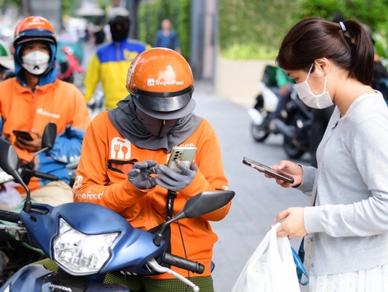 Tài xế xe ôm công nghệ, shipper, nhân viên giao hàng và lao động di chuyển nhiều là những nhóm cần được hỗ trợ chuyển đổi. 