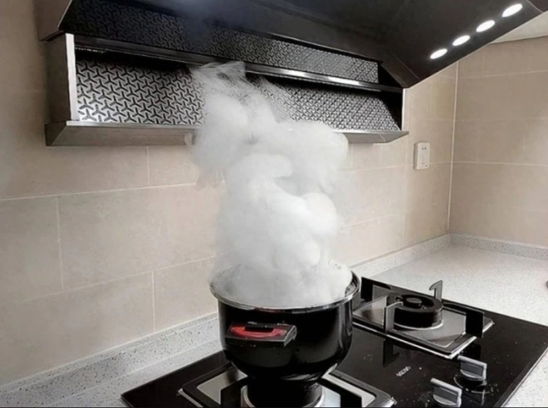 Máy hút mùi giúp giảm khói, hơi dầu và mùi thức ăn, đặc biệt cần thiết với căn bếp kín. 