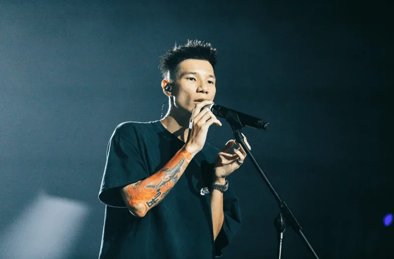 Từ gã ngông Long Biên đến "Nghệ sĩ Indie của năm" sở hữu tư duy làm nhạc độc bản.