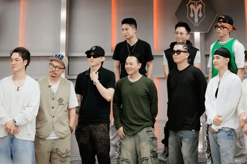 Khán giả trầm trồ trước một Binz đầy lăn xả, tự tin thực hiện vũ đạo và hát live tại sân chơi Anh trai vượt ngàn chông gai.