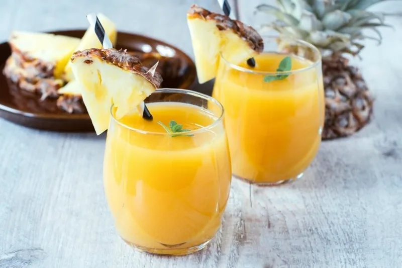 Đun nước dứa gừng trên lửa nhỏ liu riu để các tinh chất hòa quyện hoàn hảo.
