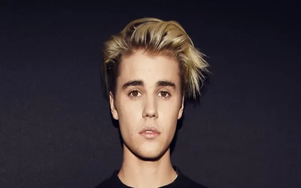 Justin Bieber là ai? Từ cậu bé hát trên YouTube đến biểu tượng nhạc pop toàn cầu
