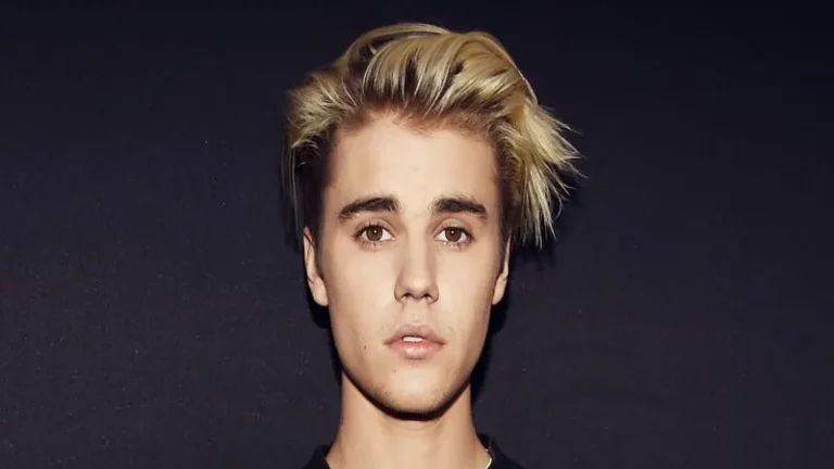 Justin Bieber là ai? Từ cậu bé hát trên YouTube đến biểu tượng nhạc pop toàn cầu