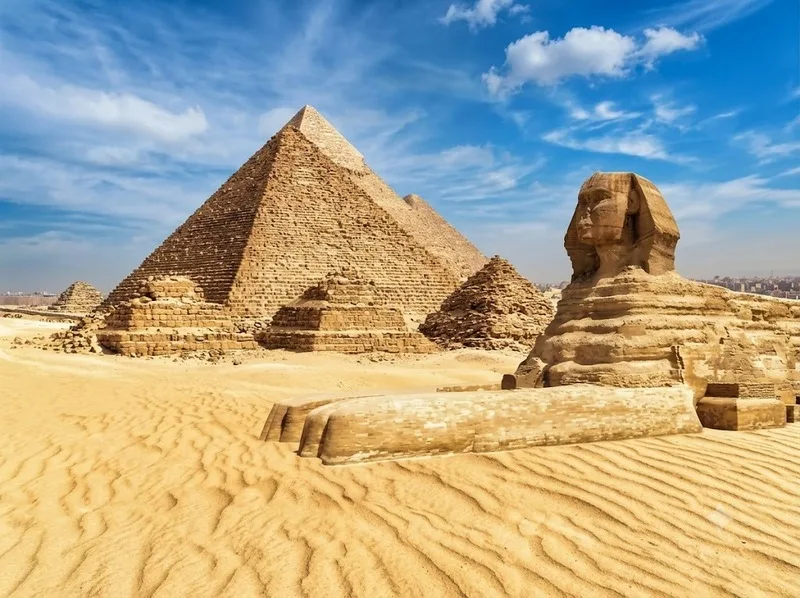 Kim tự tháp Giza là công trình duy nhất còn đứng vững trong 7 kỳ quan thế giới cổ đại, thể hiện kỹ thuật xây dựng đáng kinh ngạc của Ai Cập cổ đại.