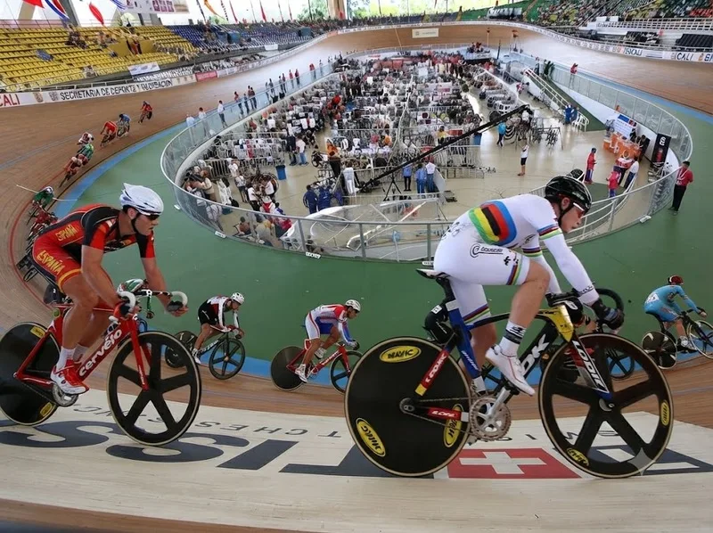 Xe đạp lòng chảo là bộ môn tốc độ cao được thi đấu trên đường đua velodrome với thiết kế đặc biệt.