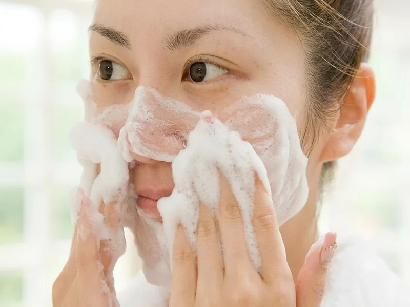 Làm sạch dịu nhẹ giúp loại bỏ bụi bẩn và dầu thừa mà không cần tác động mạnh lên da.